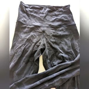 Lululemon Align 25" HR size 4 dark grey camo leggings